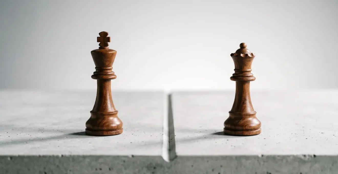 Image symbolisant le choix stratégique entre deux statuts juridiques pour entrepreneurs associés