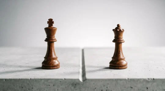 Image symbolisant le choix stratégique entre deux statuts juridiques pour entrepreneurs associés