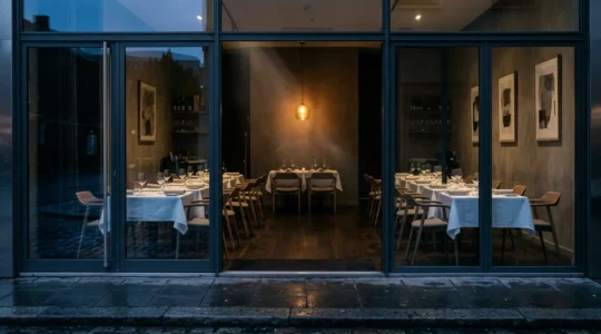 Vue d'un restaurant fermé avec enseigne éteinte symbolisant l'arrêt d'activité après sinistre