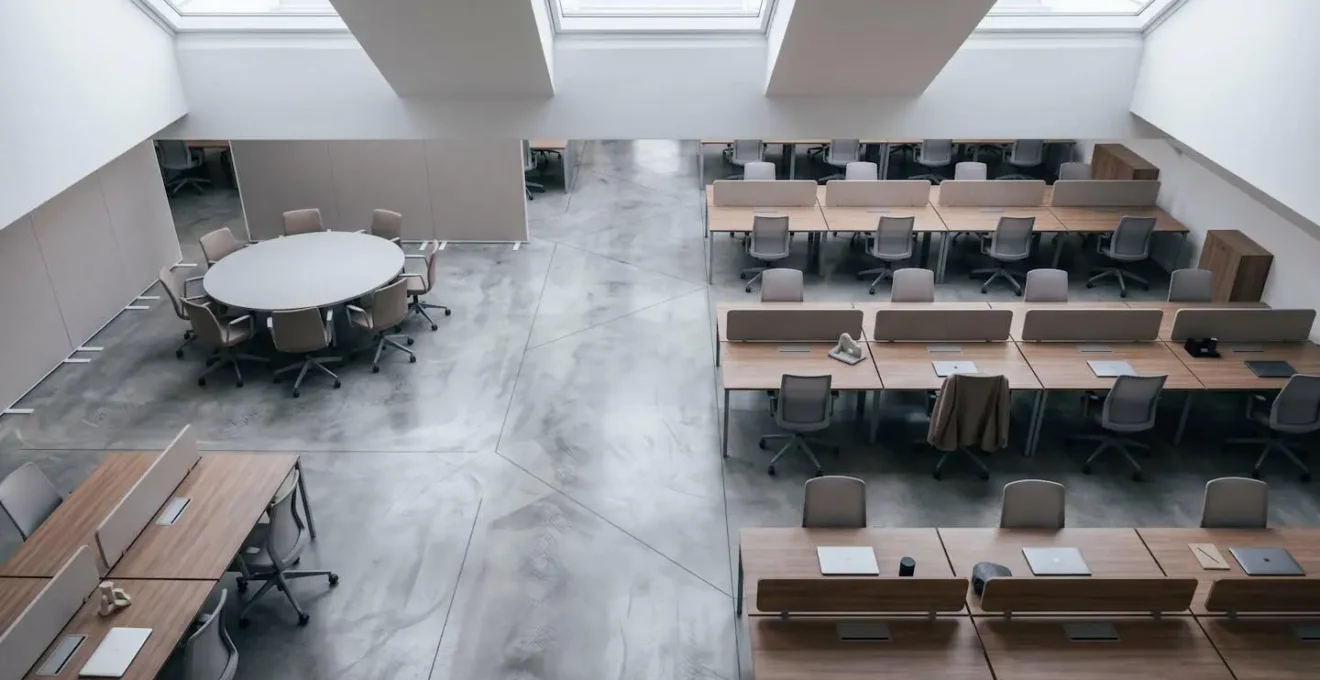 Vue en plongée d'un parcours d'inspection dans un espace de travail moderne avec différentes zones de sécurité identifiées